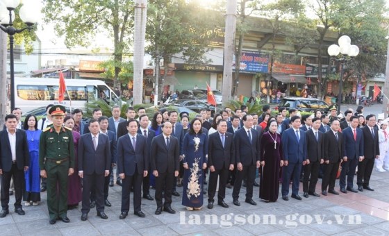 Delegation participating in Festival of Culture, Sports and Tourism of Ethnic Minorities in the Northeast Region offer incense at President Ho Chi Minh Memorial Site