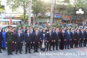 Delegation participating in Festival of Culture, Sports and Tourism of Ethnic Minorities in the Northeast Region offer incense at President Ho Chi Minh Memorial Site