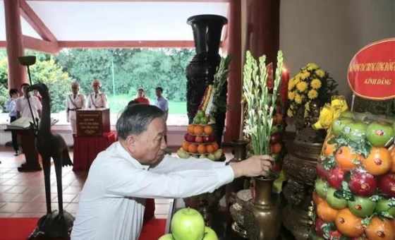 Party General Secretary offers incense in tribute to President Ho Chi Minh in Ca May city