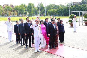 Speaker of Malaysian House of Representatives and his wife visit Ho Chi Minh Mausoleum