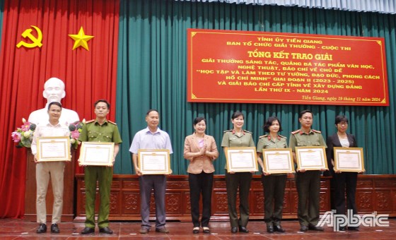 Tien Giang presents prizes for for oustanding works on Uncle Ho