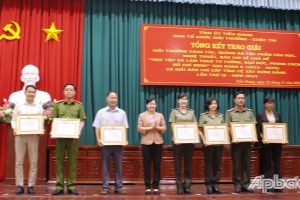 Tien Giang presents prizes for for oustanding works on Uncle Ho