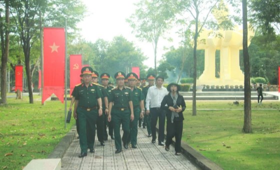 Vietnam People’s Army delegation offers incense to Uncle Ho in Binh Phuoc