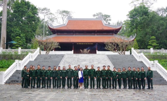 Military Hospital 4 offers incense to President Ho Chi Minh in Ba Vi district