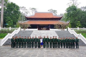 Military Hospital 4 offers incense to President Ho Chi Minh in Ba Vi district