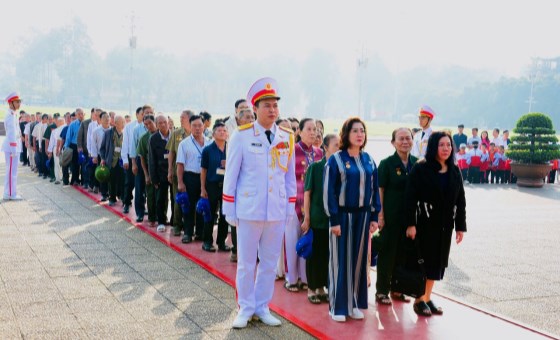 Delegation of Soc Trang province pays tribute to President Ho Chi Minh at his Mausoleum