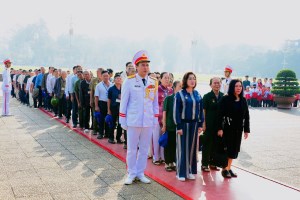 Delegation of Soc Trang province pays tribute to President Ho Chi Minh at his Mausoleum