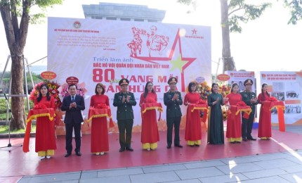 80 photos on Uncle Ho with Vietnam People’s Army on display in Hanoi