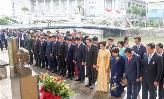 National Assembly Chairman commemorates President Ho Chi Minh in Singapore