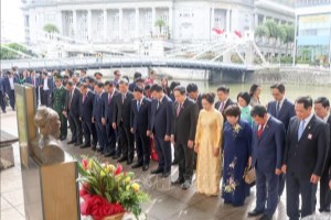 National Assembly Chairman commemorates President Ho Chi Minh in Singapore