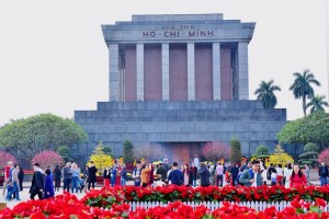 Nearly 57,000 visitors pay tribute to President Ho Chi Minh at his mausoleum in Hanoi during Tet