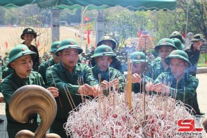176 new soldiers of Thuan Chau district offer incense to President Ho Chi Minh at his memorial house