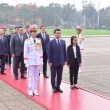 Uzbekistan's Foreign Minister offered flowers to commemorate President Ho Chi Minh