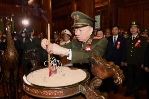 Minister of Public Security offers incense to President Ho Chi Minh at Kim Lien Relic Site