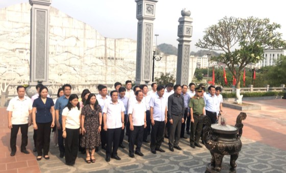 Hung Yen Provincial Party Committee's delegation offers incense to commemorate President Ho Chi Minh