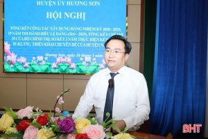 Huong Son district praises typical groups and individuals for following Uncle Ho