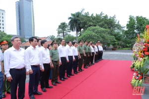 Minister of Public Security offers incense to President Ho Chi Minh in Thanh Hoa