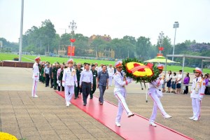 Revolutionary contributors from Kon Tum visit President Ho Chi Minh’s mausoleum