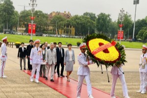 Japanese Minister visits President Ho Chi Minh mausoleum