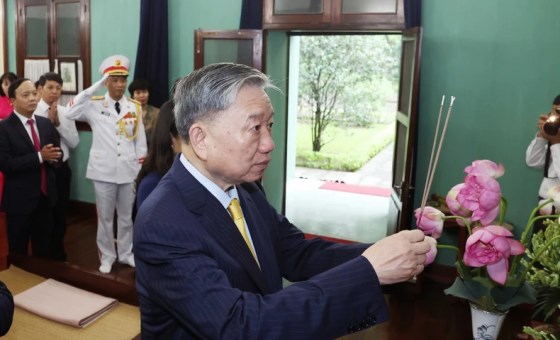 State President shows respect for Uncle Ho