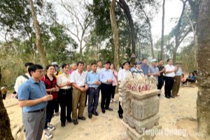 Thousands of people commemorate Uncle Ho in Tuyen Quang province