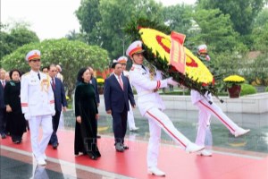 Party and State leaders pay homage to President Ho Chi Minh