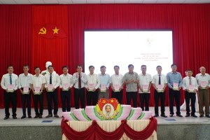 Thua Thien-Hue’s district honors groups and individuals following Uncle Ho