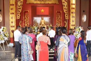 Overseas Vietnamese in Laos pay tribute to President Ho Chi Minh