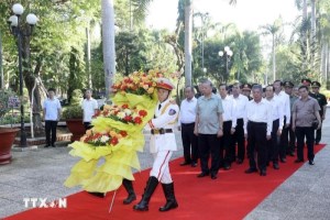 State President offers incense to commemorate President Ho Chi Minh in Tra Vinh