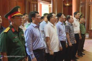 Hai Phong delegation commemorates President Ho Chi Minh at Kim Lien relic site