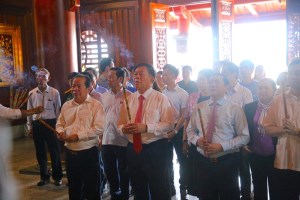 Politburo member pays tribute to Uncle Ho