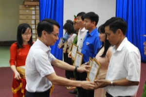 Pleiku awards certificates of merit to outstanding teams in studying Uncle Ho