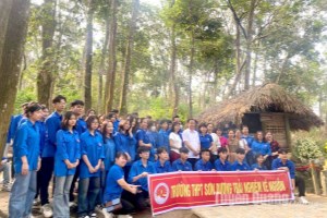 Numerous visitors offer incense at relics on Uncle Ho’s birthday