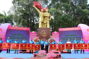 Binh Duong Labor Federation honors typical examples of Uncle Ho