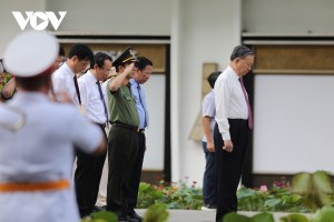 Newly elected Party chief To Lam offers flowers to tribute to President Ho Chi Minh