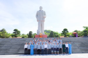 Lao delegation members show respect for President Ho Chi Minh