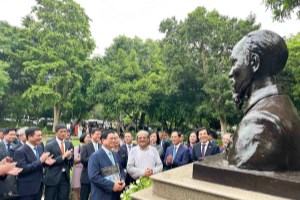 Prime Minister pays respect to President Ho Chi Minh in India