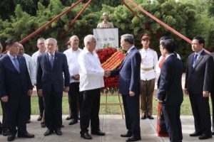 Party General Secretary and President visits President Ho Chi Minh statue in Cuba