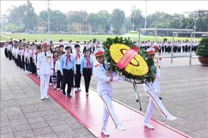 Delegation of outstanding children nationwide visits President Ho Chi Minh Mausoleum