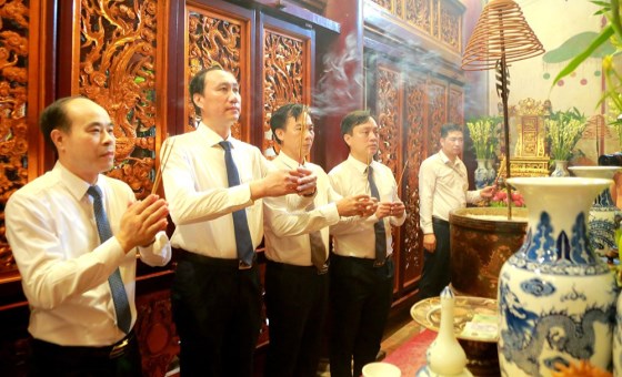 ​Incense offered to commemorate anniversary of Uncle Ho’s visit to Hung Kings Temple