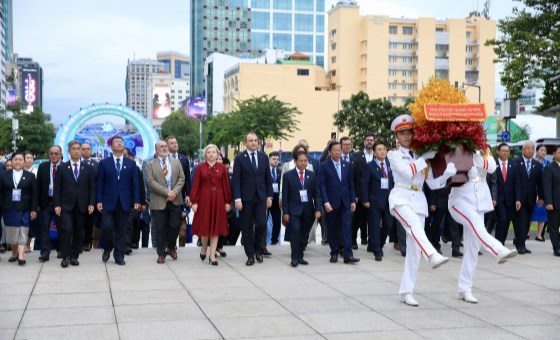 HCM City’s leaders pay tribute to President Ho Chi Minh