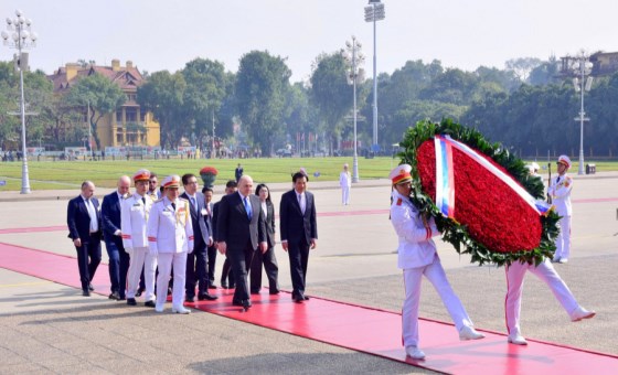 Russian Prime Minister Mikhail Mishustin pays tribute to President Ho Chi Minh