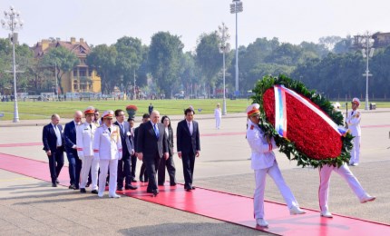 Russian Prime Minister Mikhail Mishustin pays tribute to President Ho Chi Minh