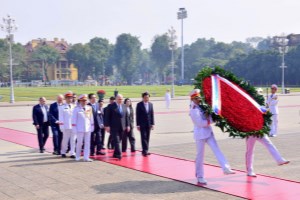 Russian Prime Minister Mikhail Mishustin pays tribute to President Ho Chi Minh