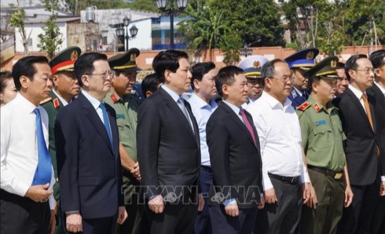 State President Luong Cuong offers incense in commemoration of late President Ho Chi Minh in Phu Quoc