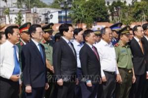 State President Luong Cuong offers incense in commemoration of late President Ho Chi Minh in Phu Quoc