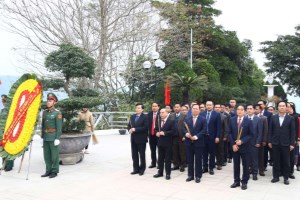 Lao delegation members offer incense at President Ho Chi Minh Monument