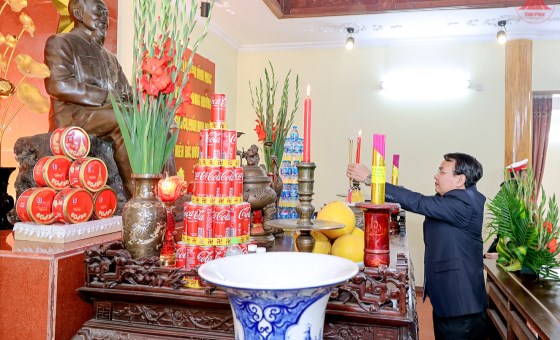 Vinh Phuc provincial leaders offer incense at President Ho Chi Minh Memorial House and heroes and martyrs memorial