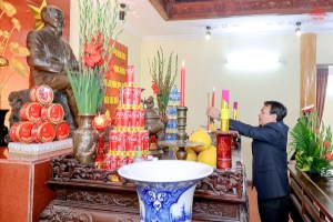 Vinh Phuc provincial leaders offer incense at President Ho Chi Minh Memorial House and heroes and martyrs memorial