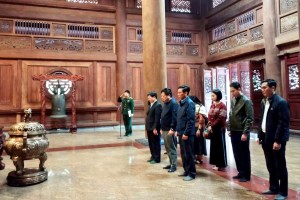 Delegation of NA Deputies of Dak Nong province offers incense to commemorate President Ho Chi Minh